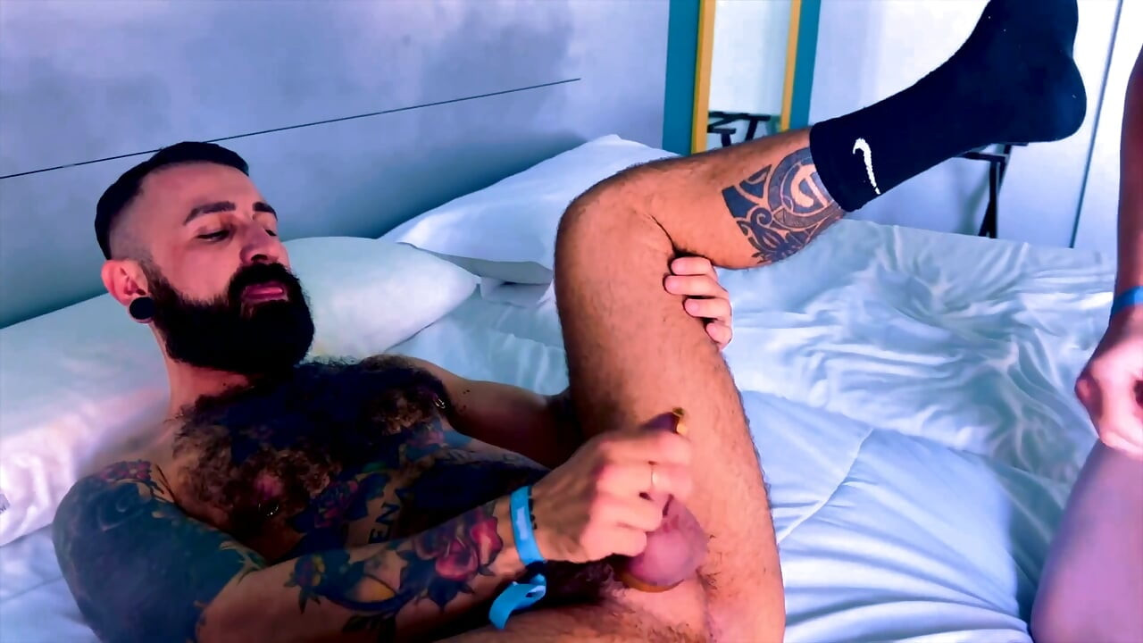 Christian Hunter Soft Dom Flips Baise Le Sous-fond Rober Couilles Au Fond De Sa Gorge Et Son Cul Jusqu’à Ce Qu’il Soit Plein
