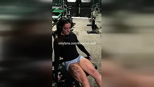 Шлюшка из колледжа жестко сквиртует на IG вживую, пока трахает киску пальцами