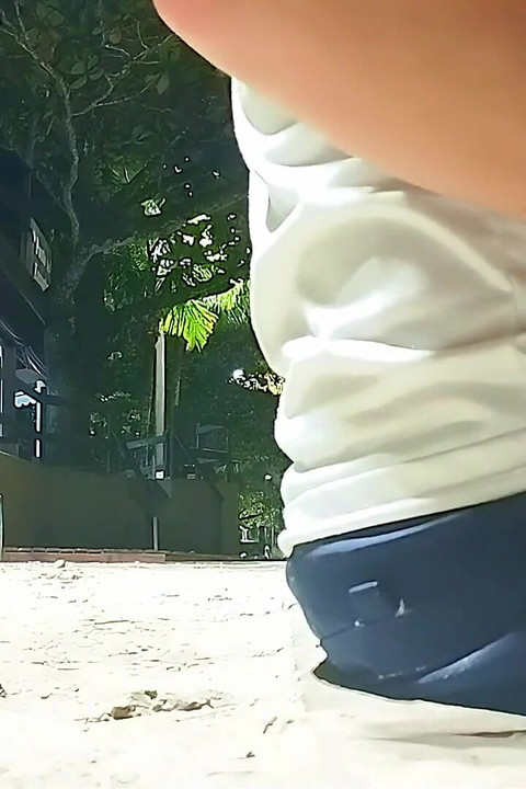 当我穿着短裤弄湿时, 海滩上的人会吓坏