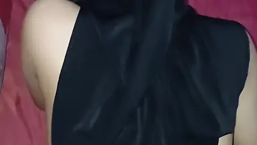 18-jähriger Hijab-Student, der hypersexuell ist