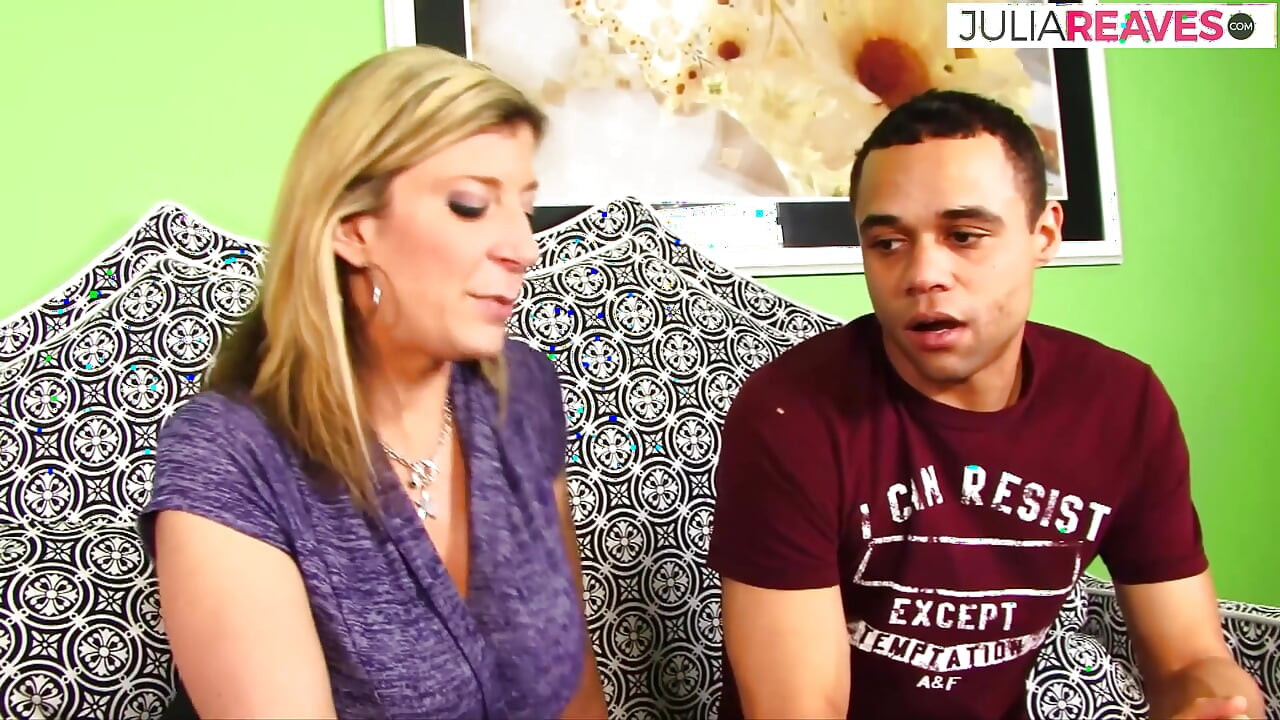 Nadržené milfky kouří monstrózního ptáka a pak jsou střídavě ošukané až k výstřiku