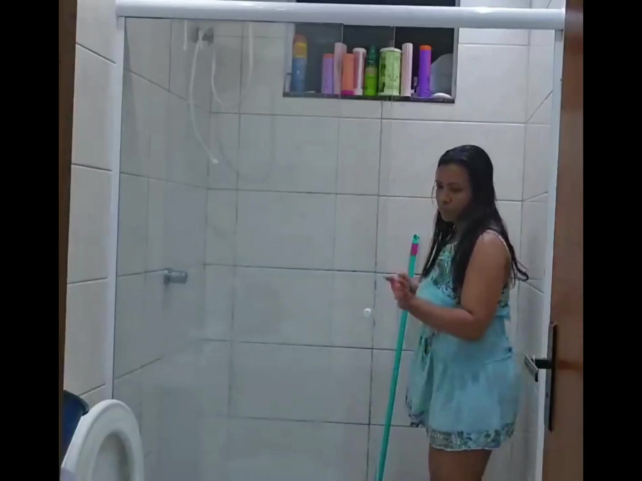 パパが見張り中にバスルームを掃除させた