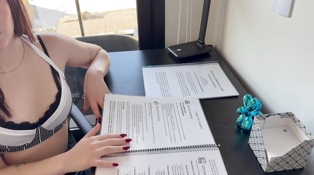 Η γραμματέας κερδίζει αύξηση καβαλώντας το πουλί του αφεντικού της