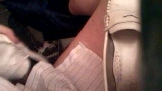 Shoejob - semen en los mocasines de un compañero de trabajo