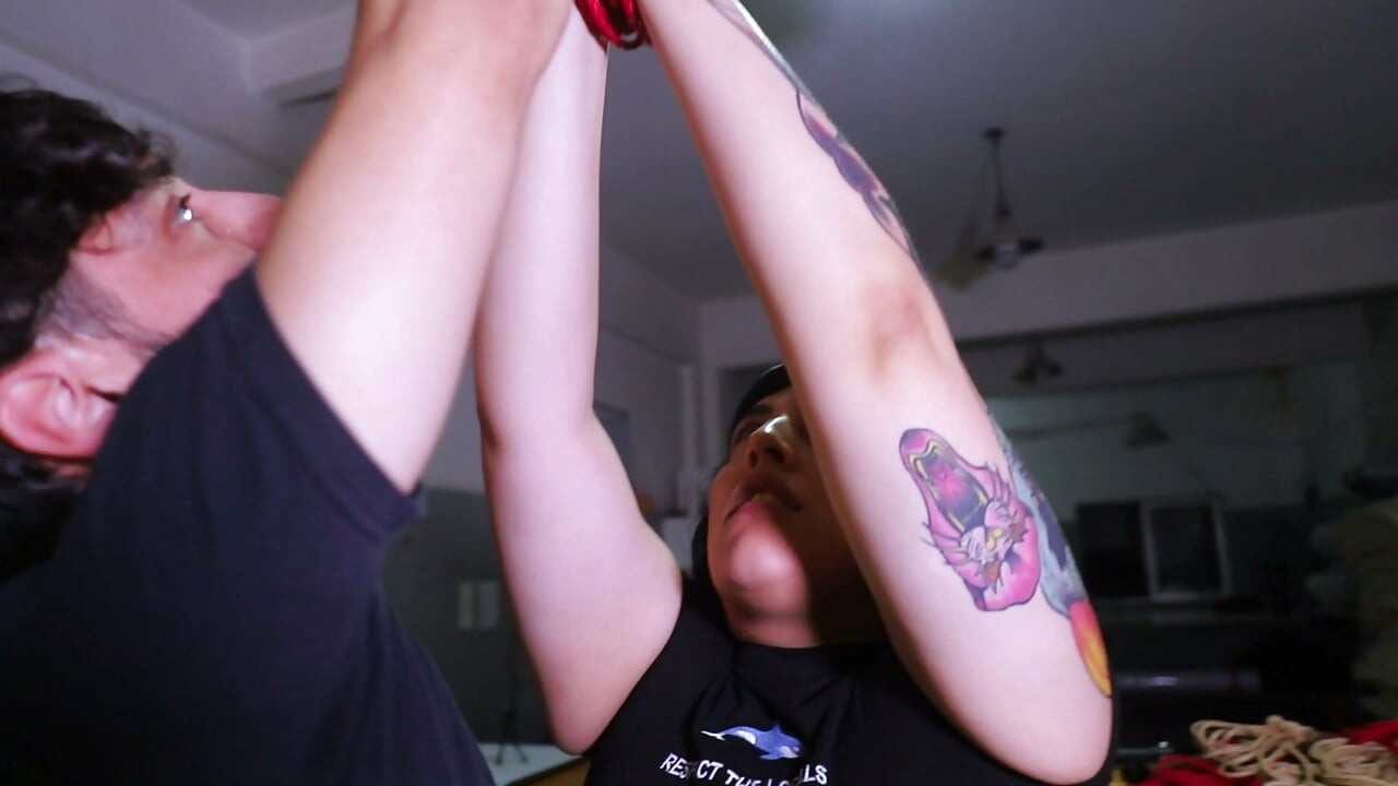 Sesi seks bondage panas dengan gadis gothic dan vagina merahnya yang ketat