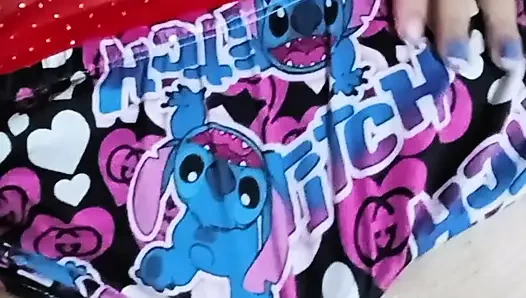 Kau ingin menyetubuhiku di pantat dan mulai berteriak dengan senang hati.