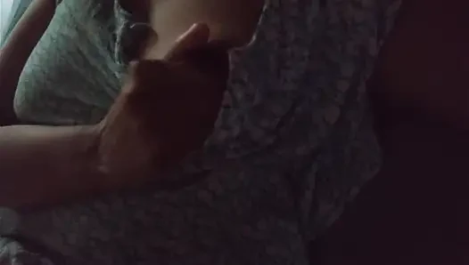 Büyük memeli ateşli üvey kız kardeş üvey erkek kardeşinin dildo oyunuyla vahşice sikiliyor