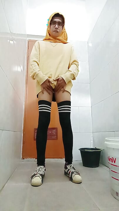 히잡 쓴 아시아 팸보이, 사무실 화장실에서 공공 자위