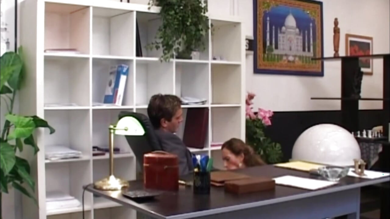 The Secretary Is Late to Make Amends and Gets Fucked by the Boss.