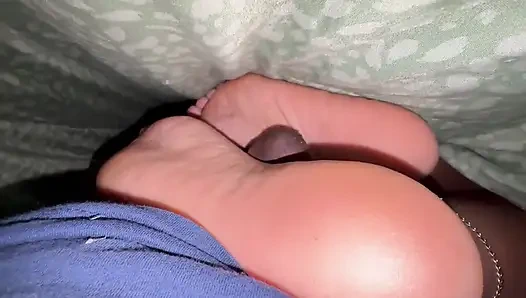 Battaniyenin altında ayakla mastürbasyon ve ayaklara boşalma