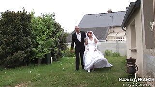 毛茸茸的法国成熟新娘得到她的屁股和拳头性交