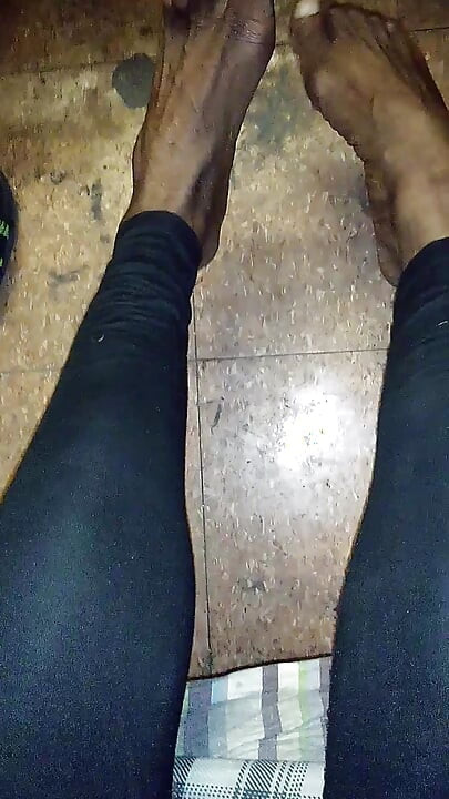 Would you jackoff on my pretty feet? Foot fetish