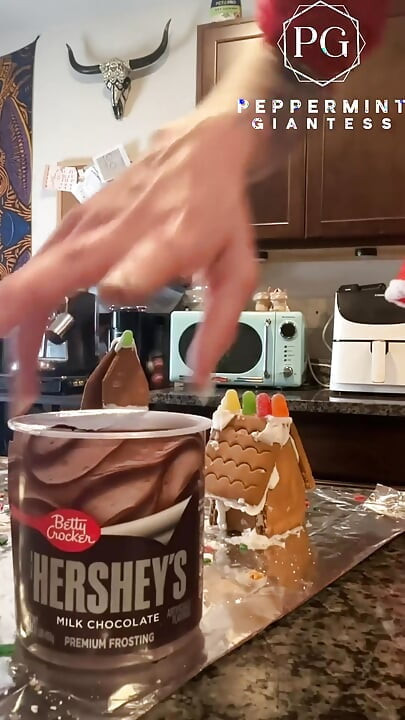 73 Gergasi dalam kasut tumit 8 inci menghiasi Kampung Gingerbread