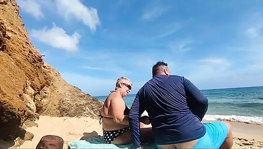 Kami hampir ketahuan di pantai untuk kedua kalinya saat aku masturbasi dia