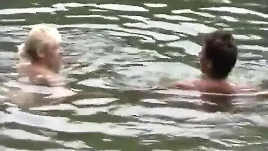 Güzel bir sarışın için doğada üçlü.