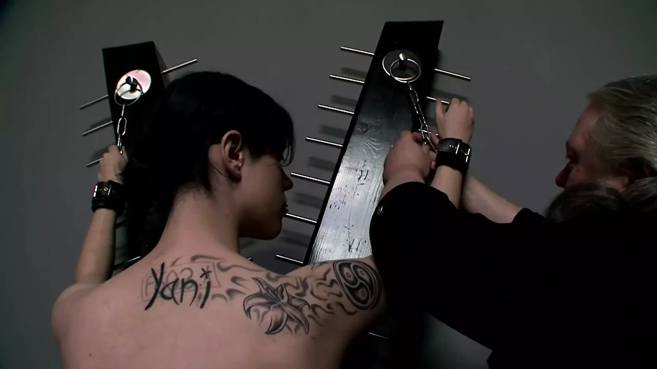 两个男人和与Badass性感小妞的热辣捆绑SM