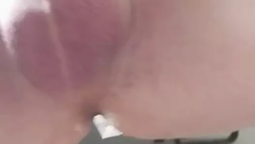 Korkak oğlan sikikleri kendini ile bir kalın yapay penis