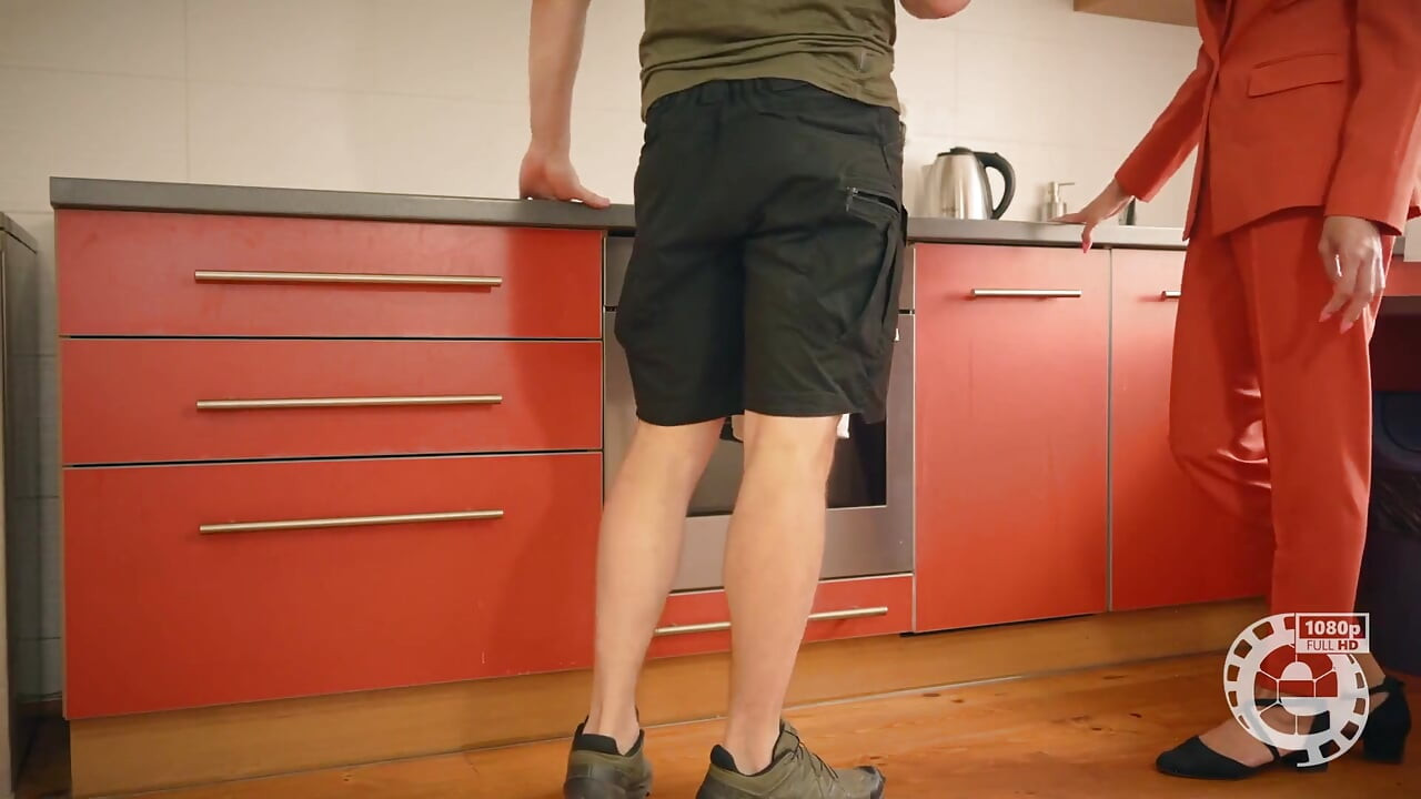 La femme au foyer Joana Intense suce le bricoleur