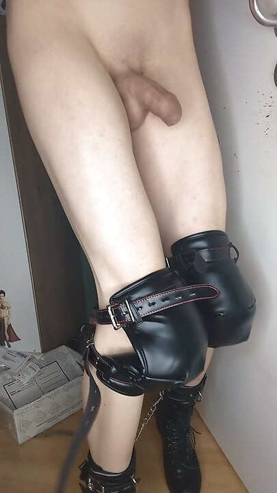 messy oral in nude with bondage