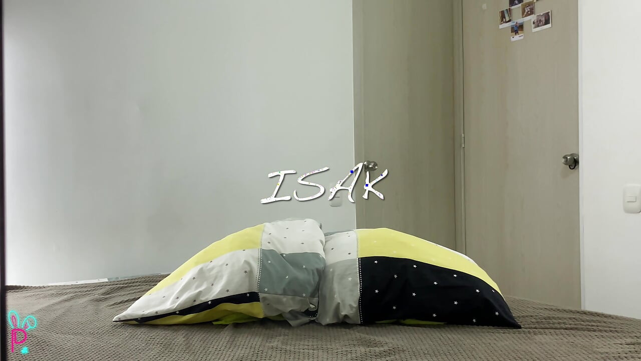YOUNG MAN SPREADS HIS ASS WITH HIS BIG DILDO