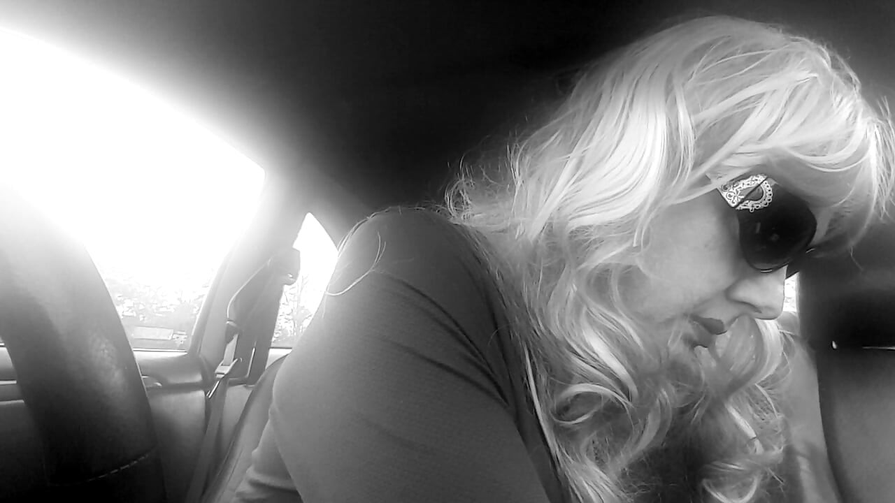 ถุงมือหนังสายรุ้งรุ่น TG CD รุ่นใหญ่สูบบุหรี่ VS120s อย่างมืออาชีพในรถของเธอ