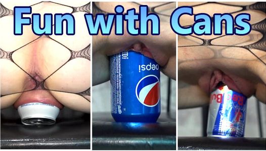 Tiffany se diverte com uma lata de Pepsi e Red Bull