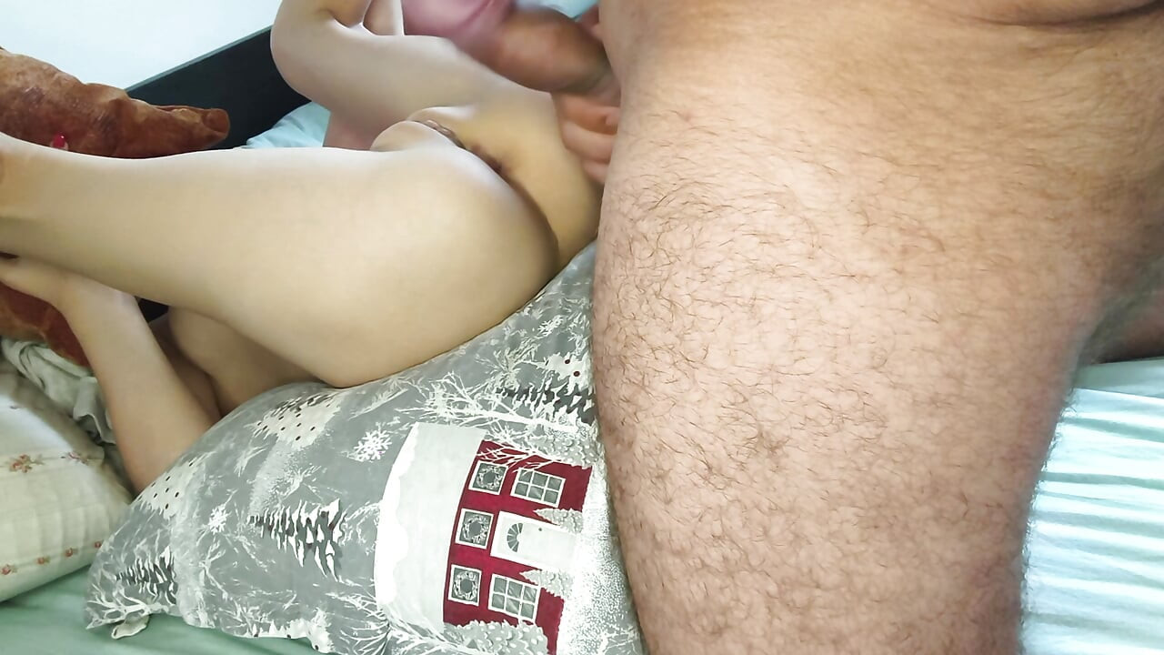Meio-irmão me provoca e dá um tapa na minha buceta virgem com seu pau enorme