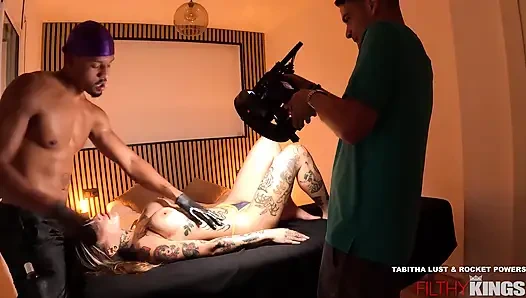 За кулисами с похоть табатхи для грязного массажа