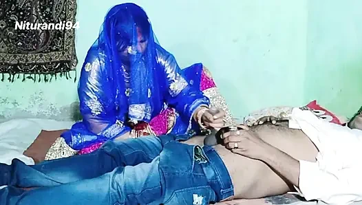 Baldızımın her iki göğüsünü de emdim ve tamamen sikildi