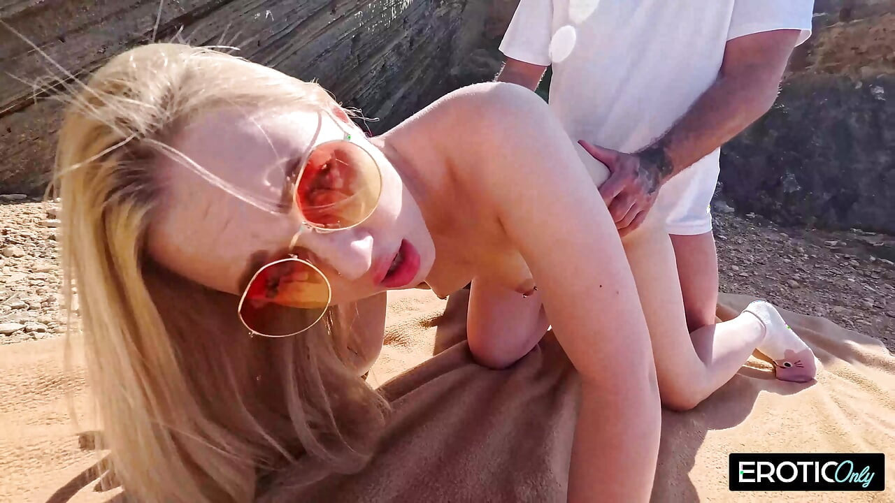 Oung Duitse studente hunkert naar haar oudere minnaar in een wilde aansluiting buitenshuis