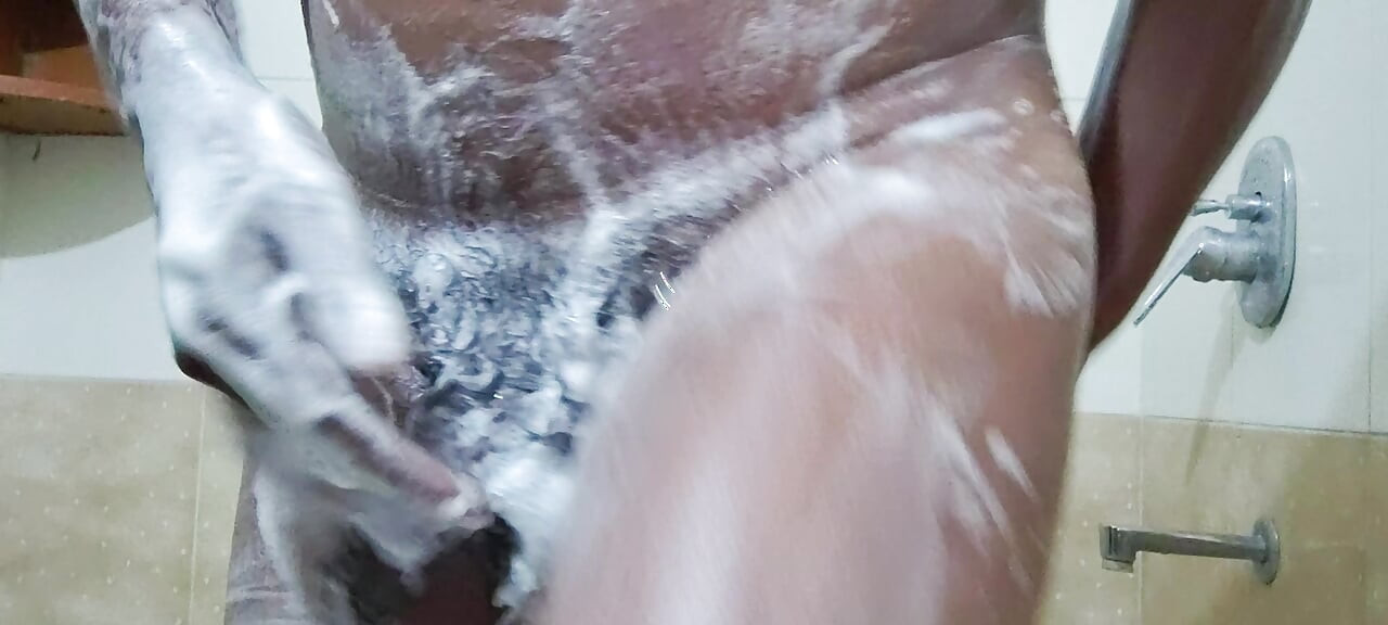 Bhabhi ki nangi dekhkar bathroom mein land ko hath Laga lete