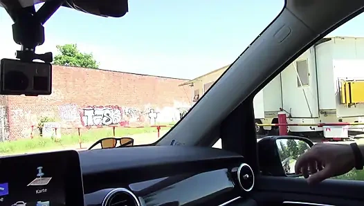 Tätowiertes küken wird von einem clowns gefickt