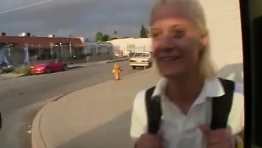 Sarışın olgun sürtük parmakları amını damlatıyor ve yalıyor