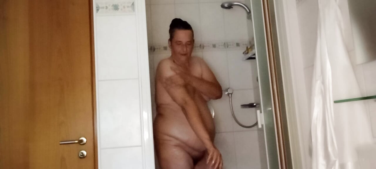 Gorda alemã gordinha lubrifica seu corpo enorme - super brilhante e escorregadio depois do banho