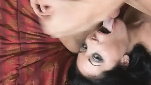 Wanita dewasa rambut cokelat lagi asik ngentot memek bebasnya sambil memohon dientot habis-habisan