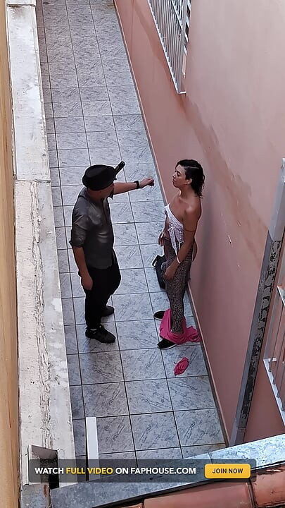 Dejo que mi jefe me rasgue la ropa después de que me sorprendió fumando