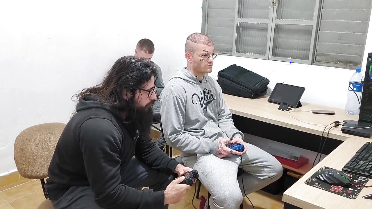 3個異性戀裸體遊戲