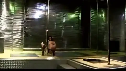 Латина стриптиз соблазняет шестом и принимает хуй