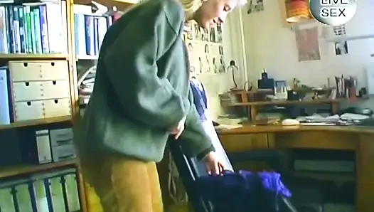 Blondine fingert sich und reitet dann glasdildo