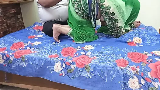 Güzel yeni evli evli kadın kocası tarafından yatak odasında sikiliyor. Tam Hintçe ses