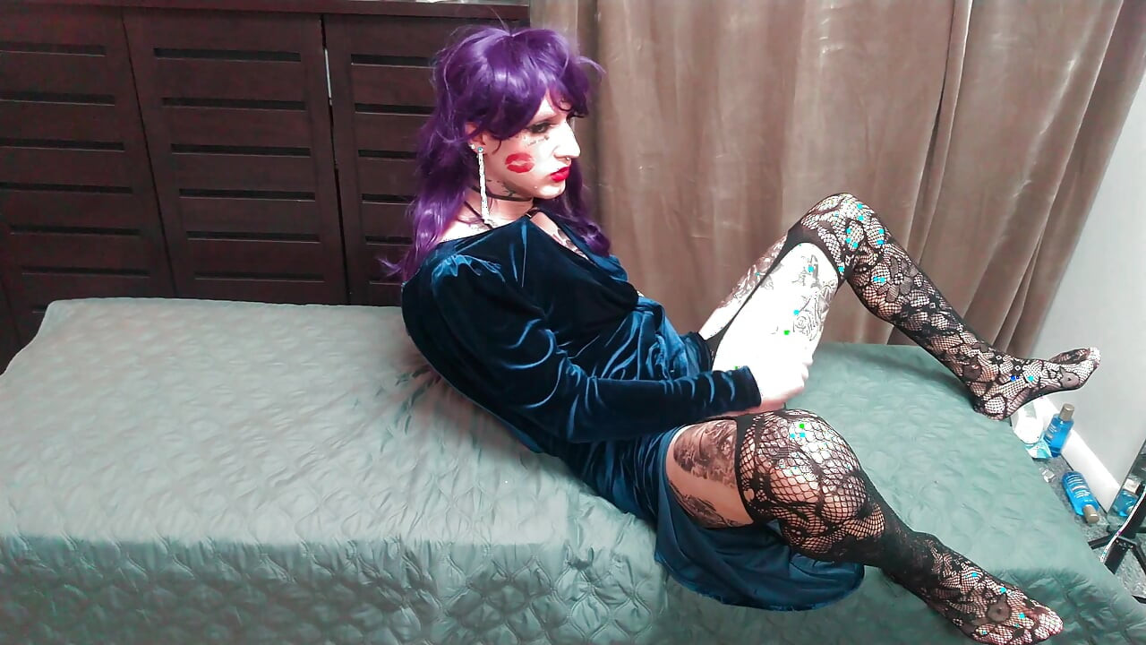 Travesti tatuada extremadamente caliente masturbándose