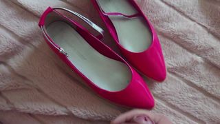 Pancutan mani pada kasut merah jambu seksi