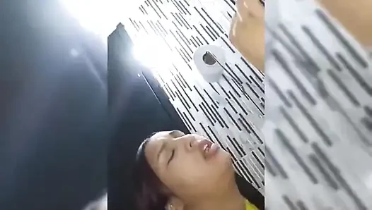 Mein freund für eine lange zeit und ich lud ihn zu mir nach hause ein und wir haben am ende schmutzige dinge im badezimmer gemacht, dann gingen wir zu bett