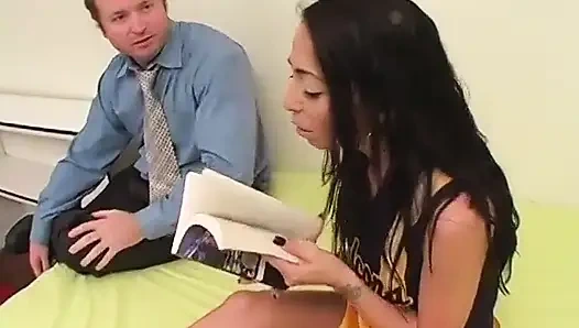 Pemandu sorak cantik rambut cokelat suka banget nyepong kontol sampai dicrot di dalam sambil berlutut