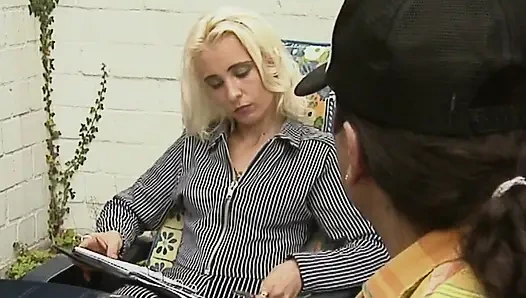 Almanya'dan mükemmel sarışın hatun yarağa biniyor ve götünü yalıyor