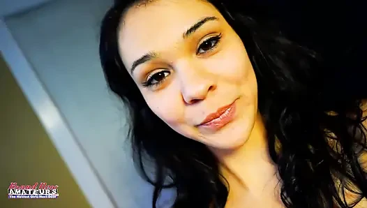 Sesi sepong hot sabrina si cewek mungil bertato rambut cokelat!
