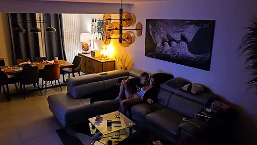 Im wohnzimmer erwischt, als er von der arbeit nach hause kam