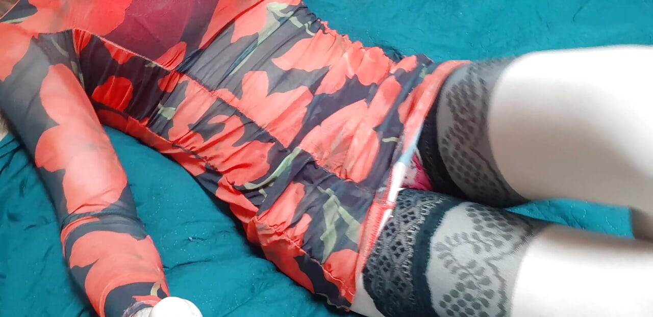 Rochie roșie cu flori și lenjerie roșie