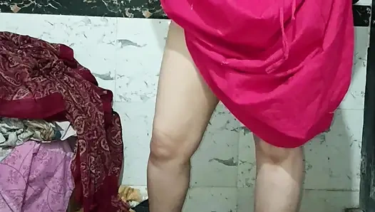 Горячее купающее шоу Priya в ванной