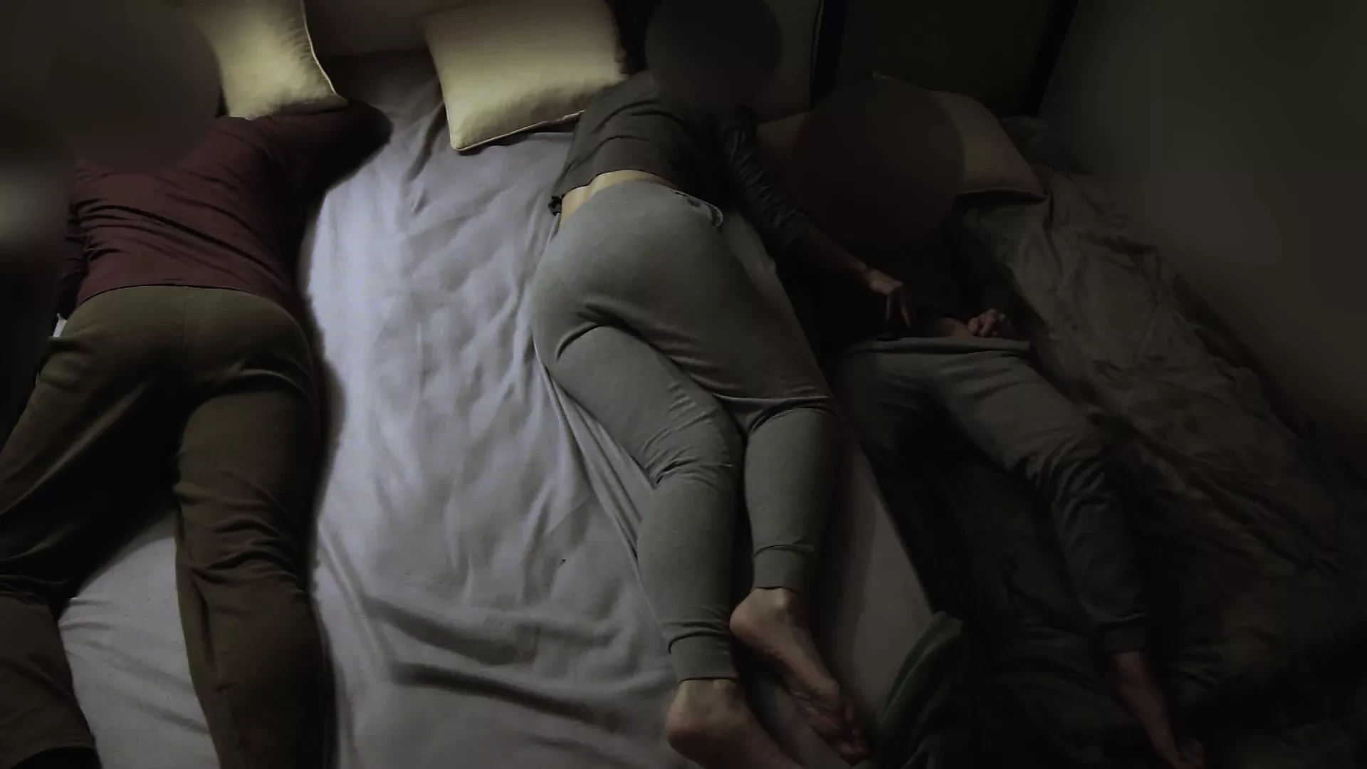 "branquinha" fode a prima do marido na cama do casal.